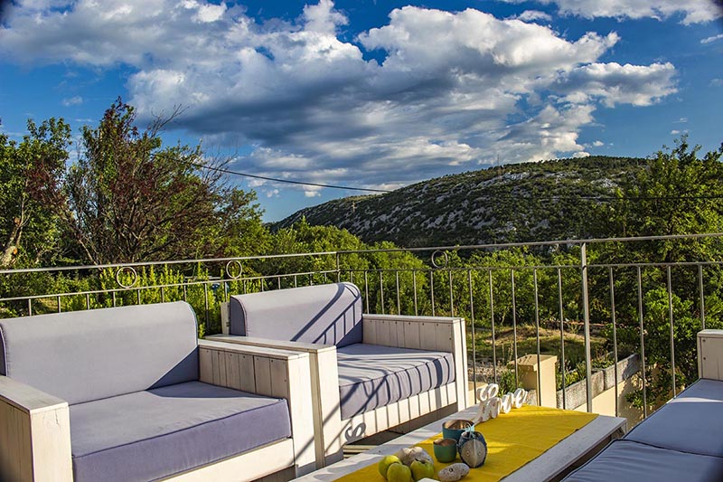 Terrasse und Lichtspiel mit Himmel und Wolken bei einem Ferienhaus Fotoshooting